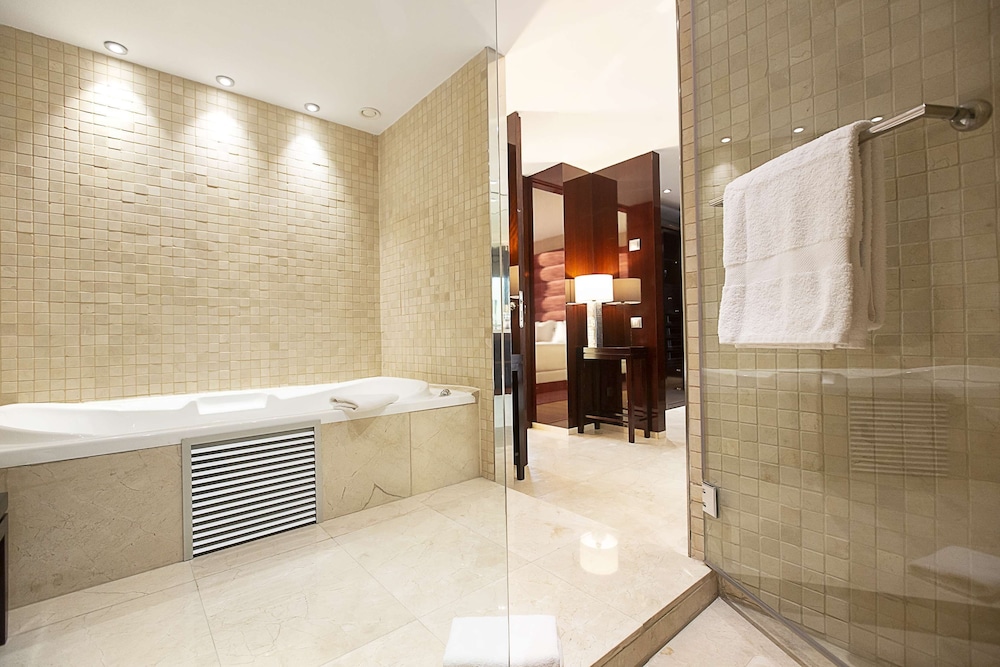 Executive Suite, 1 King Bed with Sofa bed (Regency) thumbnail 5