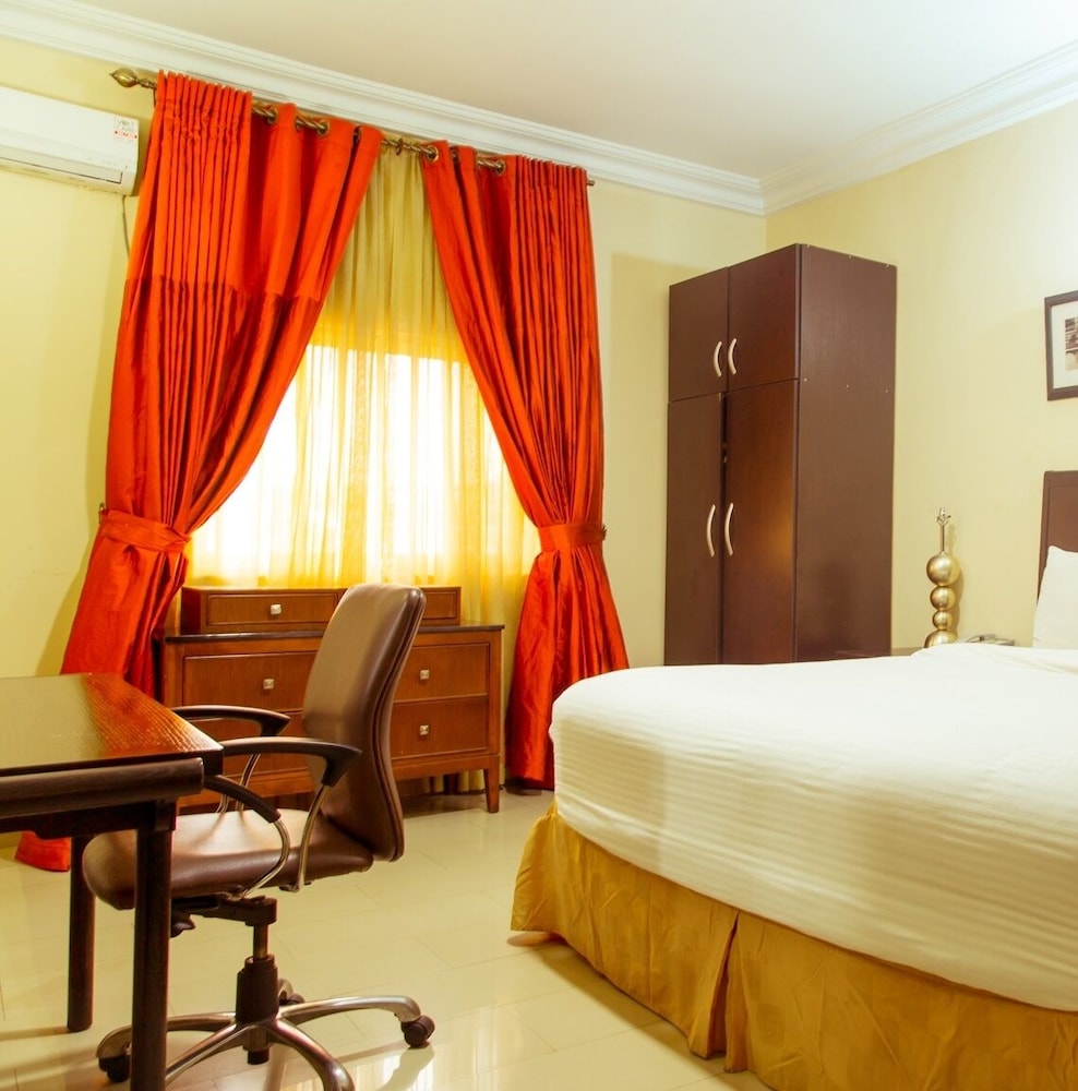 Royal Room, 1 King Bed, Hill View photo 2