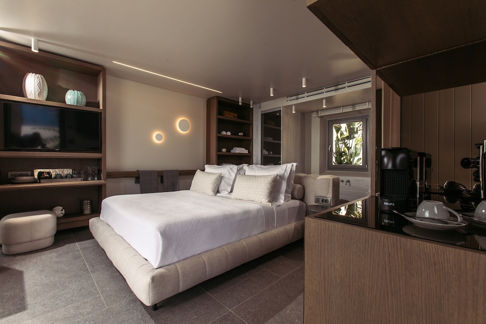 Superior Suite, 1 Double Bed, Hot Tub, Sea View photo 3