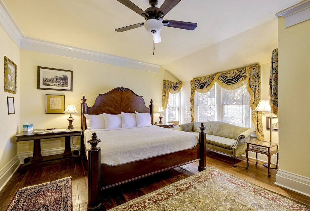 Classic Room, 1 King Bed, Pool View