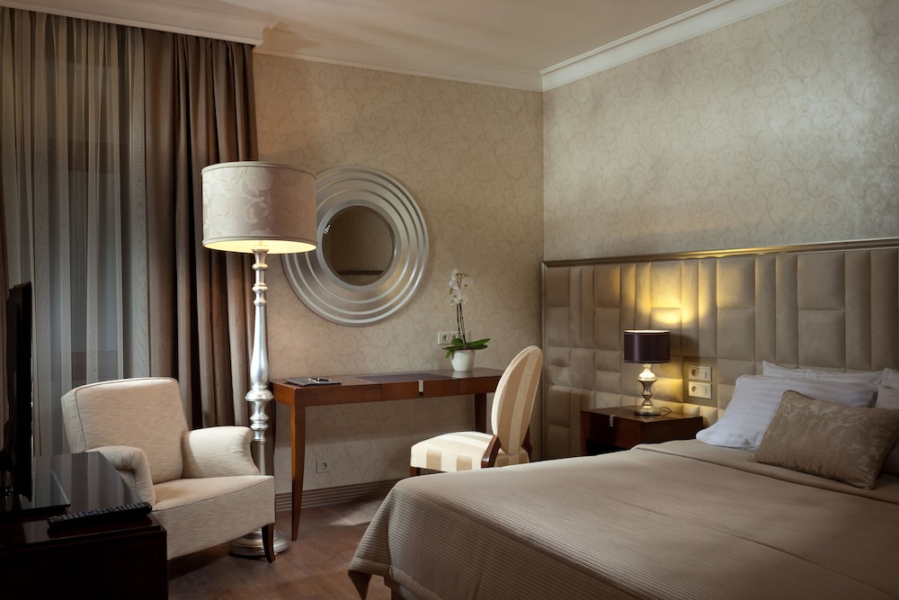 Superior Double Room, 1 King Bed, Golf View