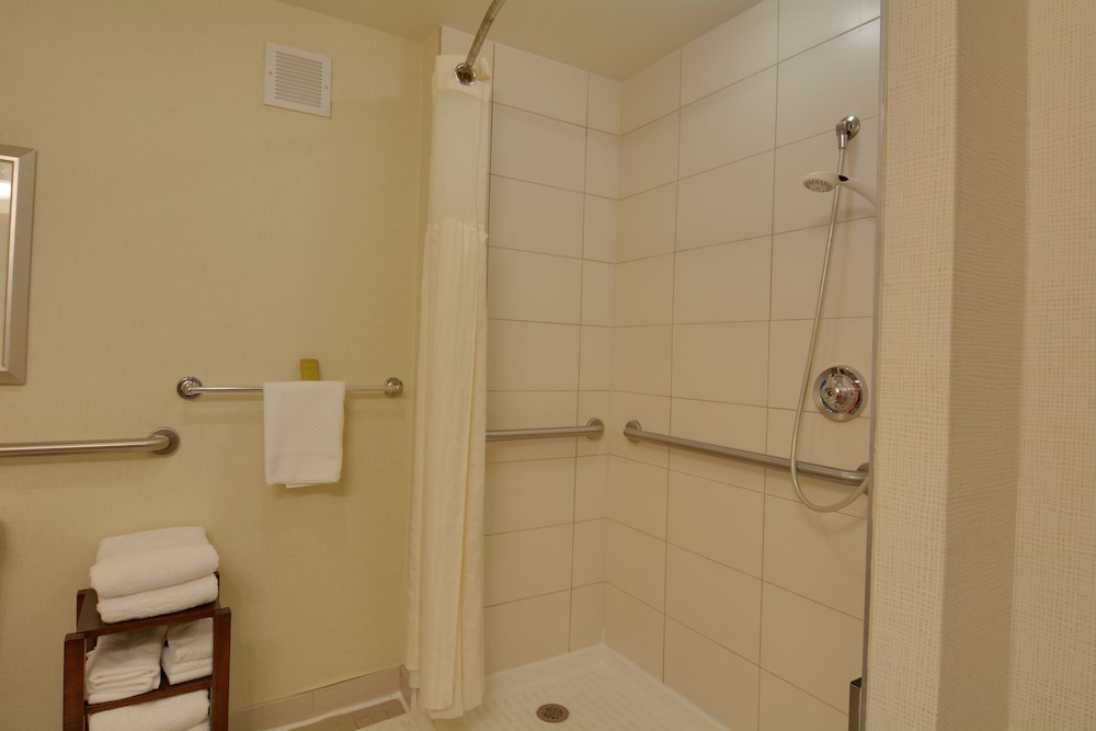 Classic Room, 2 Queen Beds, Accessible (Roll-in Shower) - Photo 7
