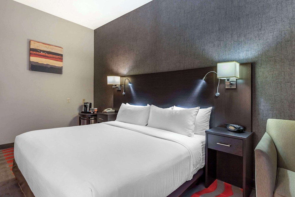 Suite, 1 King Bed, Mobility and Hearing Accessible, In-Room Whirlpool, Non Smoking photo 2