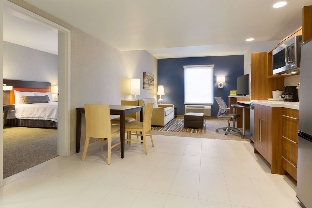 Suite, 1 Queen Bed, Accessible (Mobility & Hearing, Roll-In Shower)