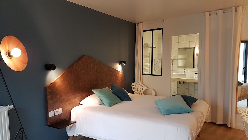 Superior Room, 1 King Bed, Non Smoking (Shower Only) photo 2