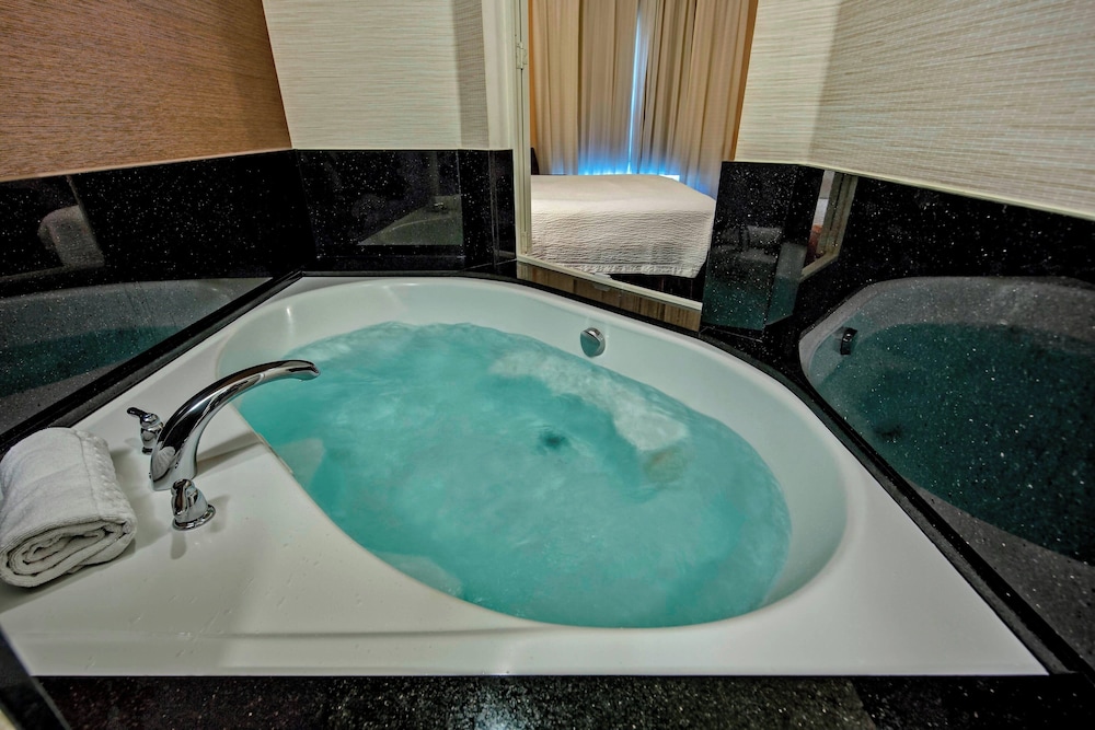 Executive Suite, Multiple Beds - Photo 9
