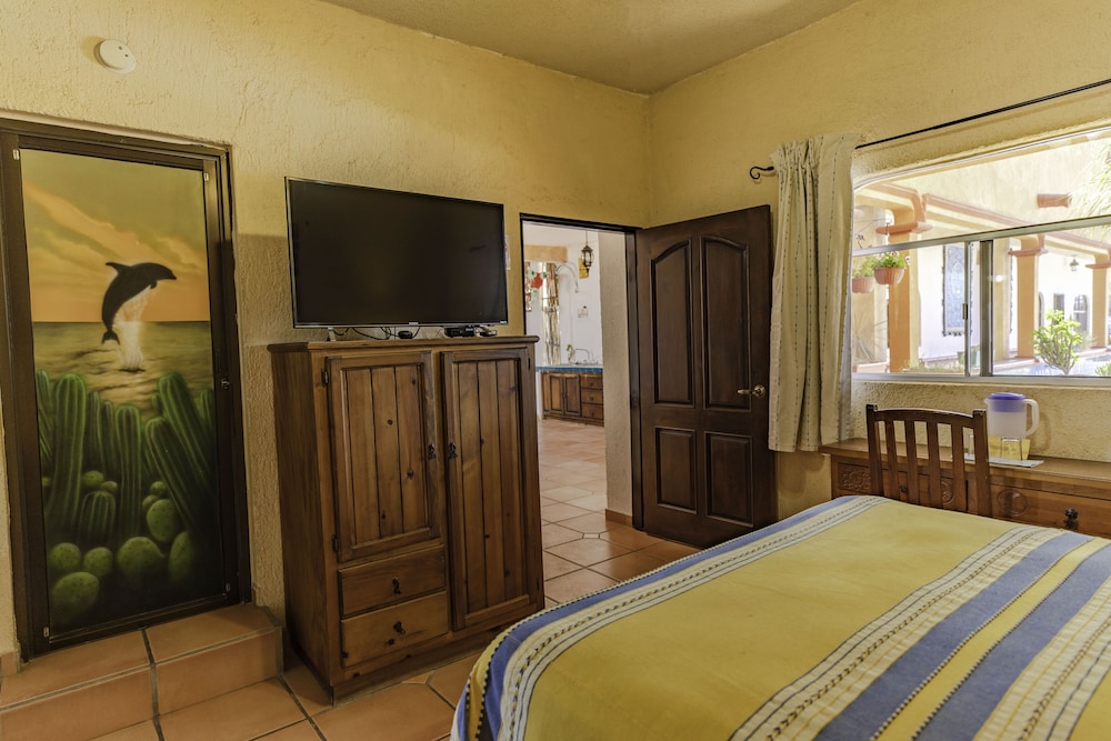 Standard Room, 2 Queen Beds photo 3