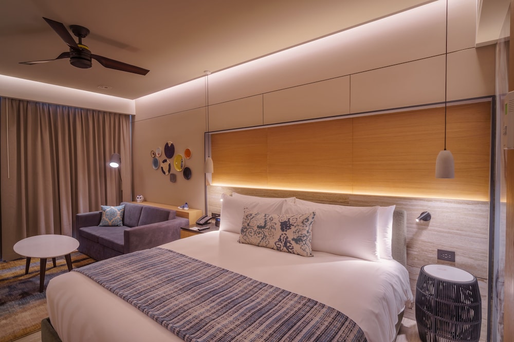 Deluxe Room, 1 King Bed with Sofa bed, Balcony - Photo 2