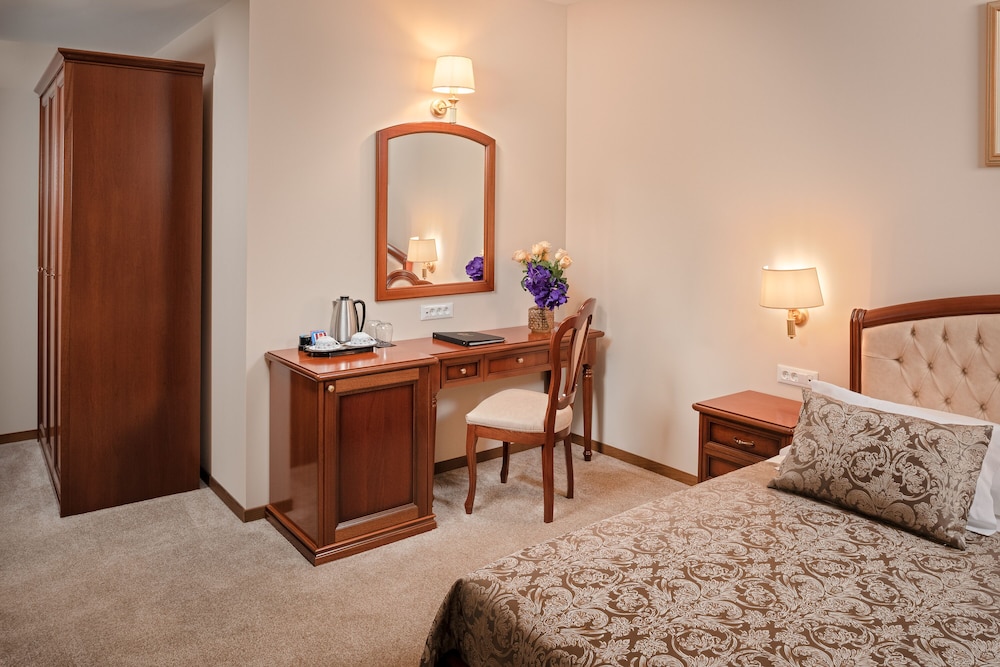 Superior Double or Twin Room, Balcony thumbnail 6