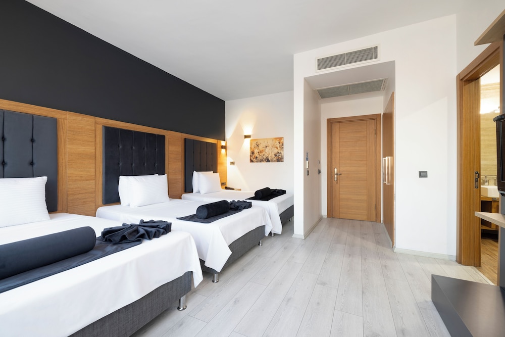 Family Triple Room, Multiple Beds, City View photo 2