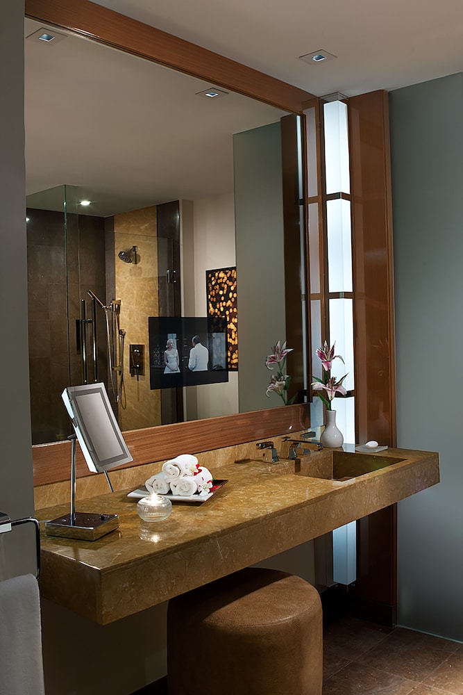 Deluxe Room, 1 King Bed, City View