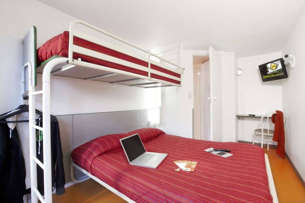Standard Room, 3 Twin Beds - Photo 7
