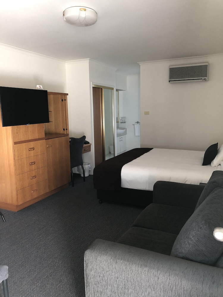 Deluxe Room, 1 King Bed, Non Smoking - Photo 2