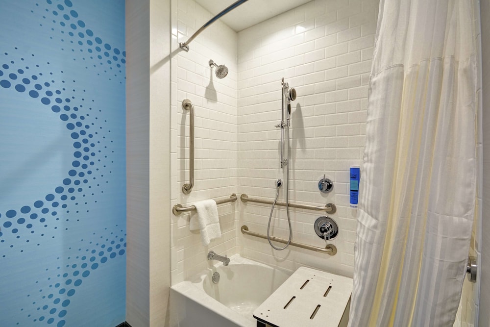 Room, 2 Queen Beds, Accessible, Bathtub (Hearing) - Photo 3