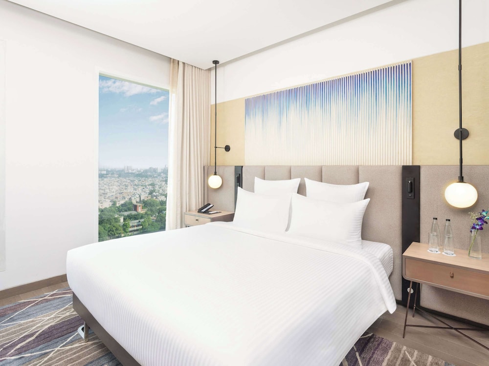 Deluxe Room, 1 King Bed (Standard) photo 3