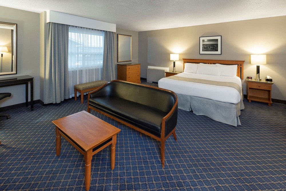 Suite, 1 King Bed, Non Smoking - Photo 2
