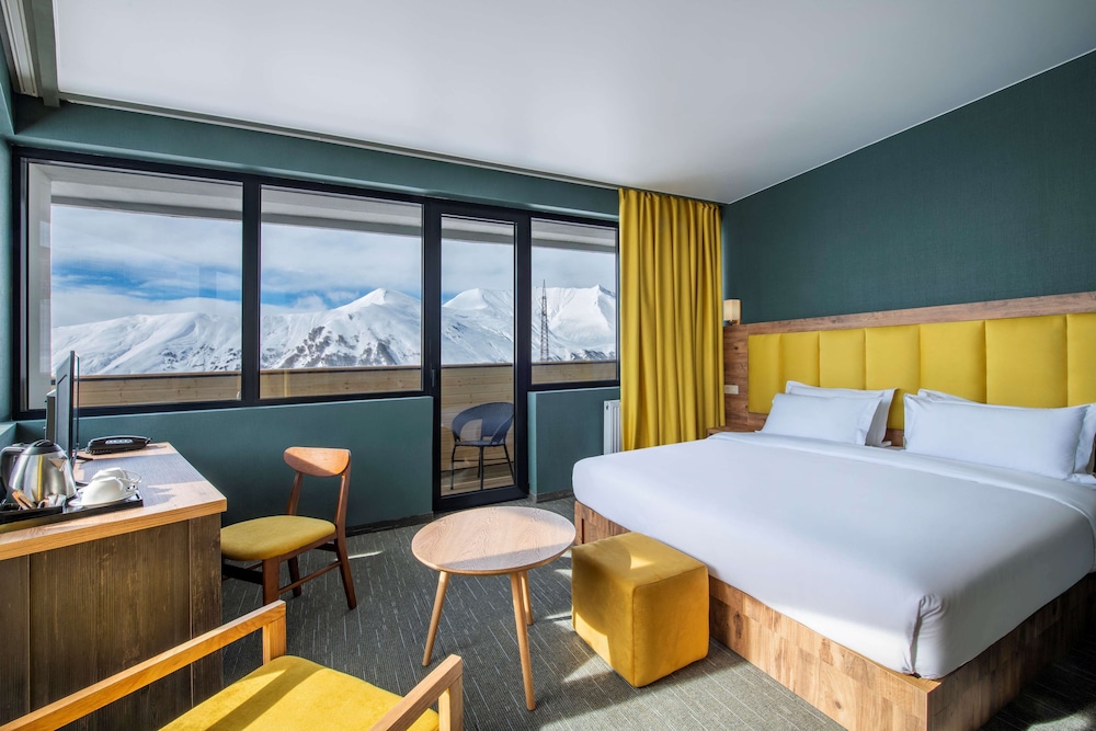 Family Room, Multiple Beds, Balcony, Mountain View - Photo 11