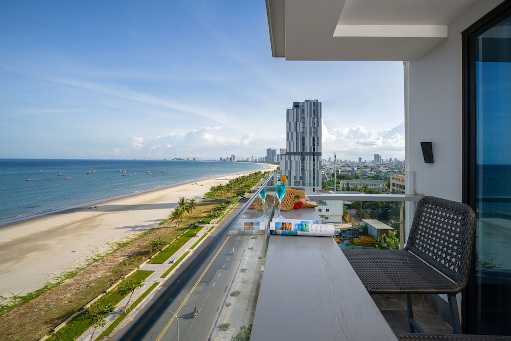 Premier King Room Balcony With Ocean View - Photo 7