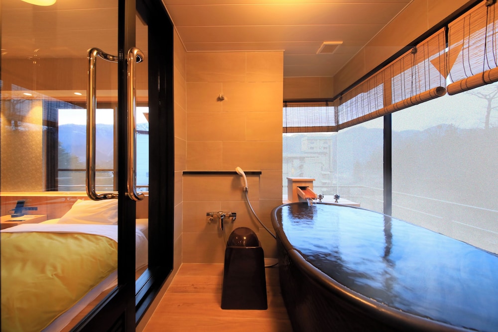 Japanese-Western style room with hot spring bath - Photo 1
