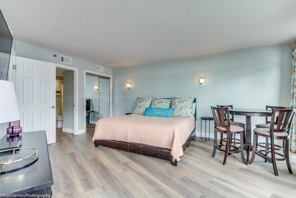Condo, 2 Bedrooms, Balcony, Partial Ocean View (2651)