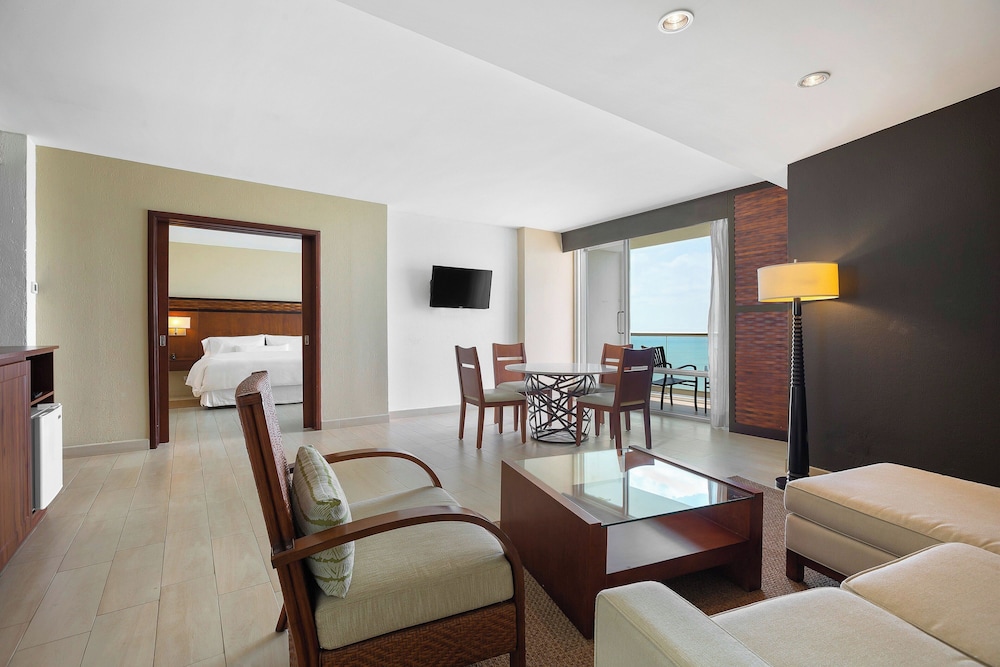 Club Suite, 1 King Bed, Ocean View - Photo 4