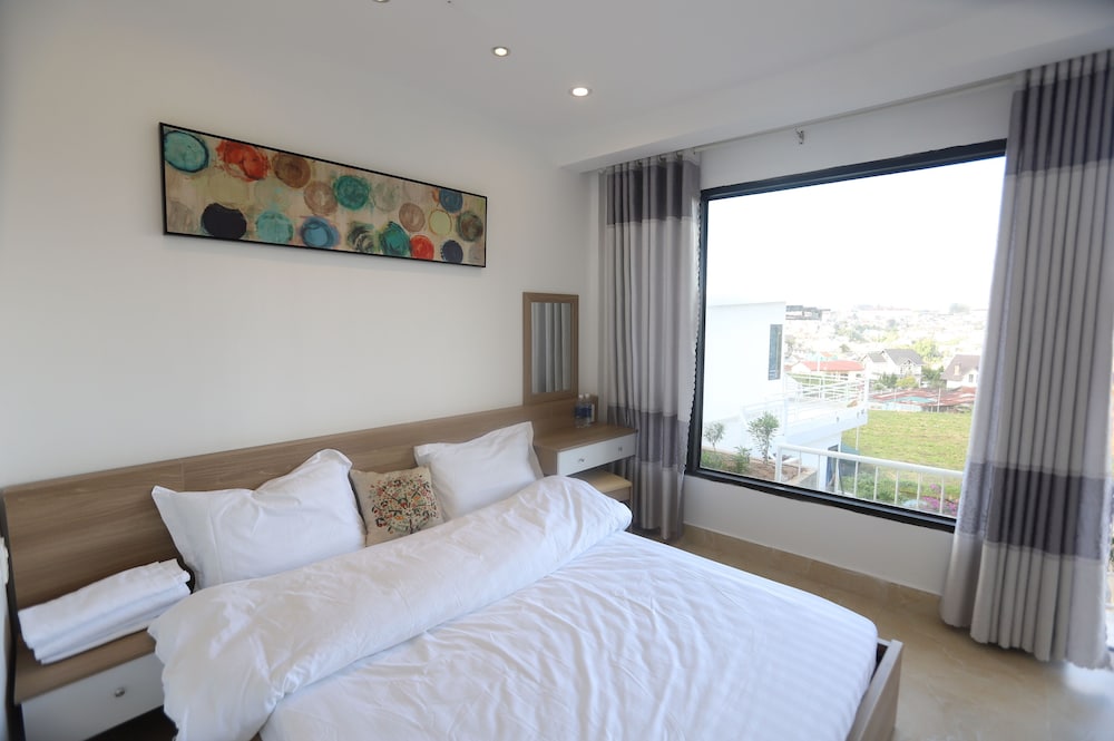 Deluxe Double Room, 1 Queen Bed, City View photo 2