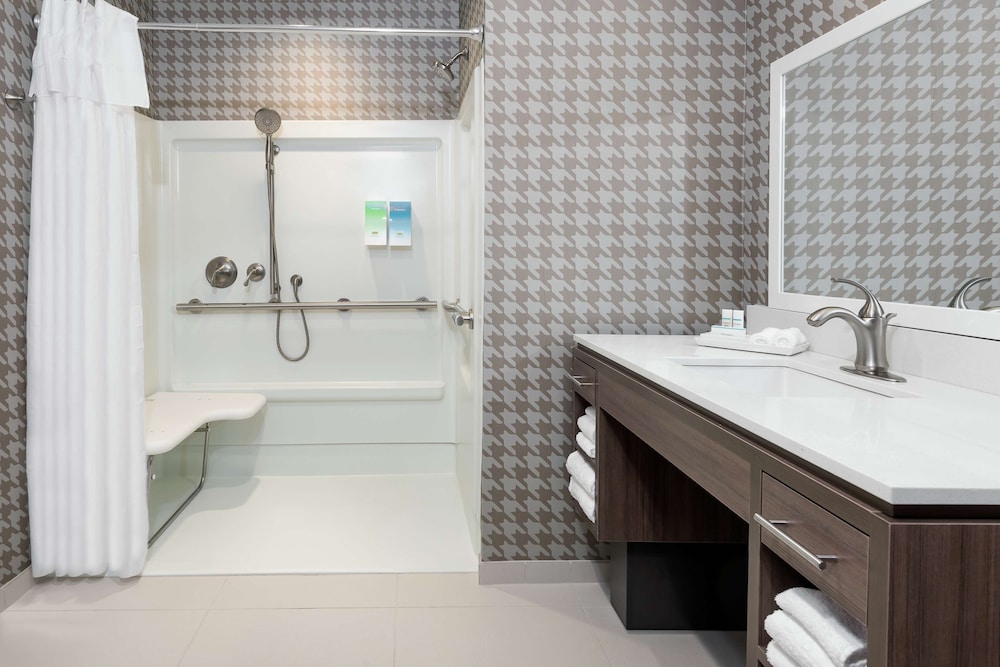 Suite, 1 King Bed, Accessible (Roll-In Shower)