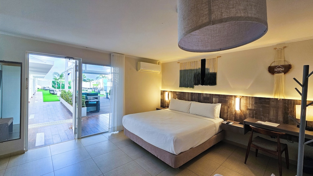 Standard Room, 1 King Bed, Non Smoking, Pool View