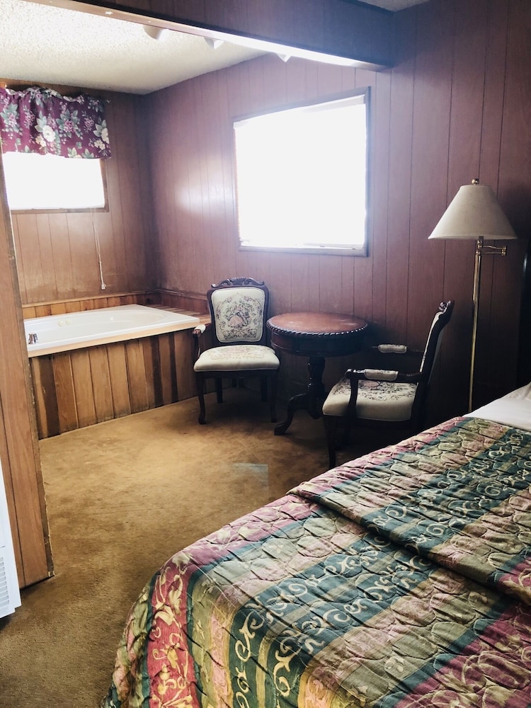 Cabin 8 - 1 Queen, Jaccuzzi Tub photo 3