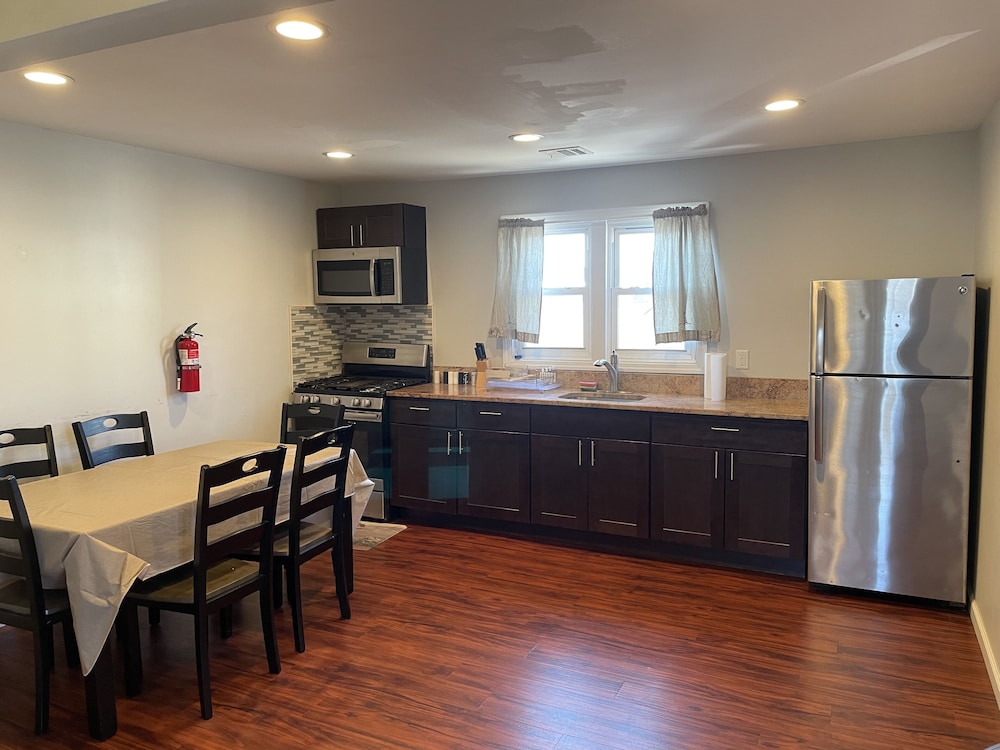 Newly Renovated 4 Bedroom Apartment - Photo 1