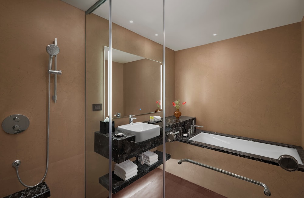 Executive Suite, 1 Bedroom, Balcony photo 2
