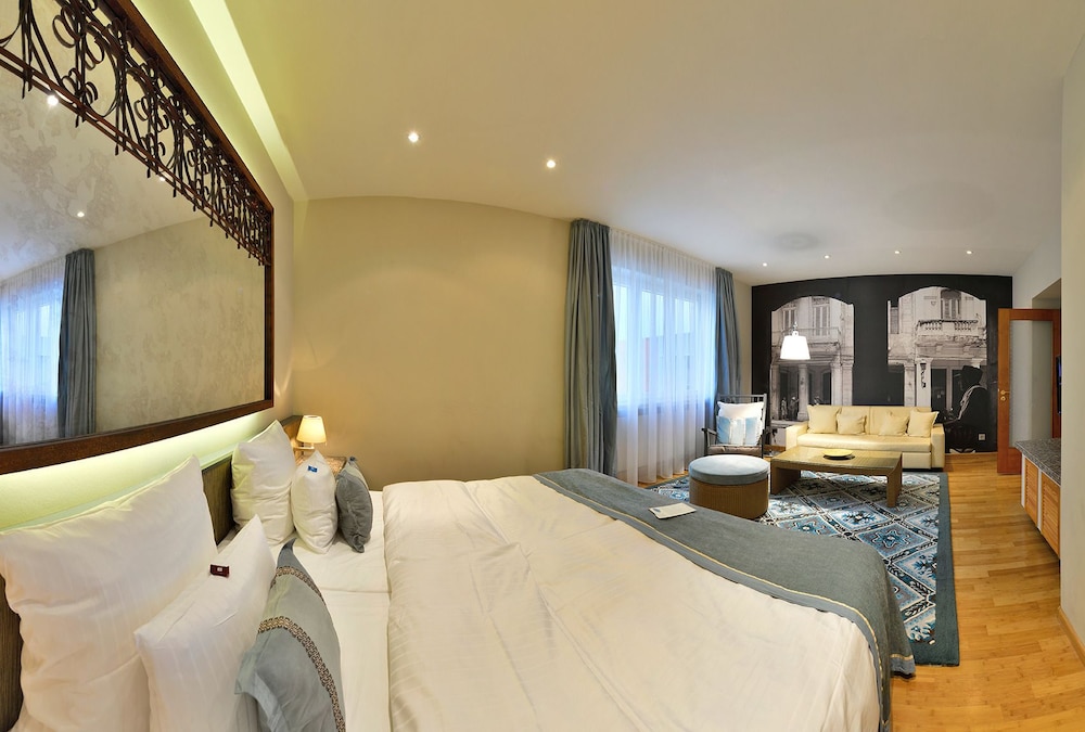 Suite, 1 King Bed, Jetted Tub photo 2