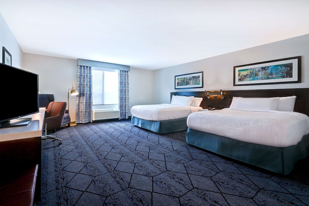 Deluxe Room, 2 Queen Beds, Accessible, Bathtub - Photo 5