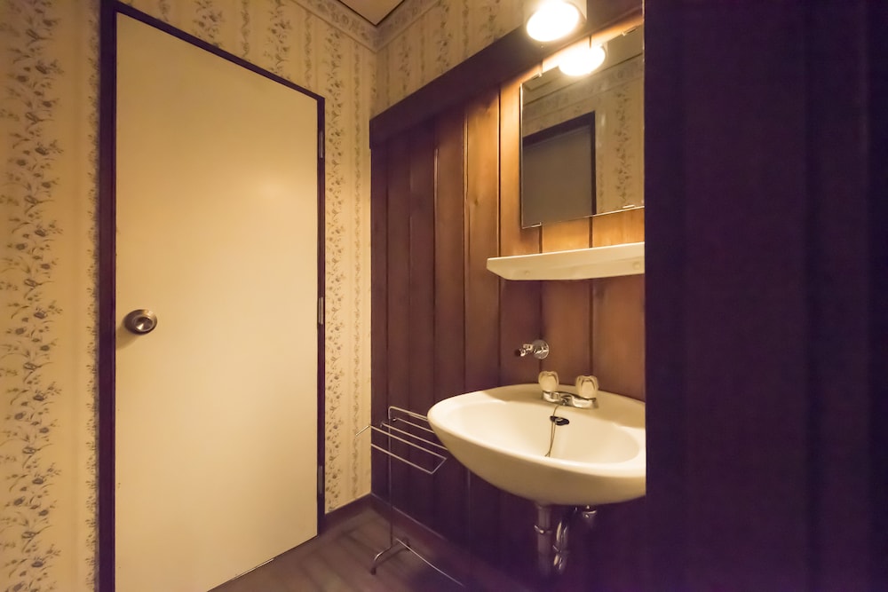 Compact Suite Double with Private Bathroom photo 3