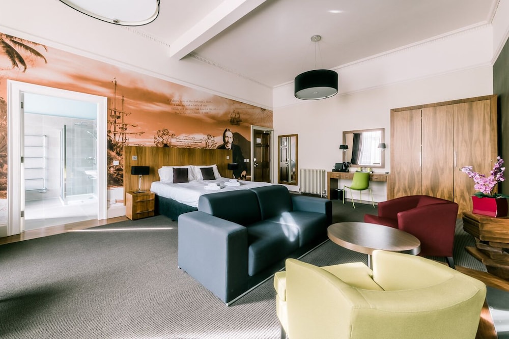 Suite - Photo 1