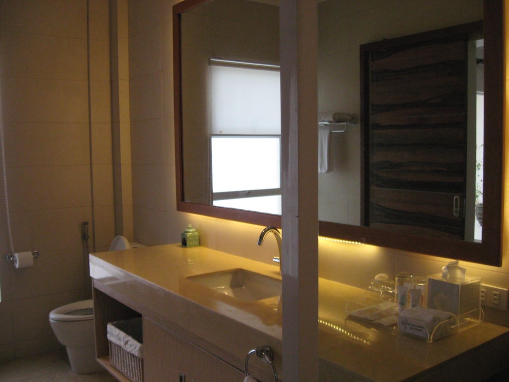 Ocean Room with 1 King Bed photo 3