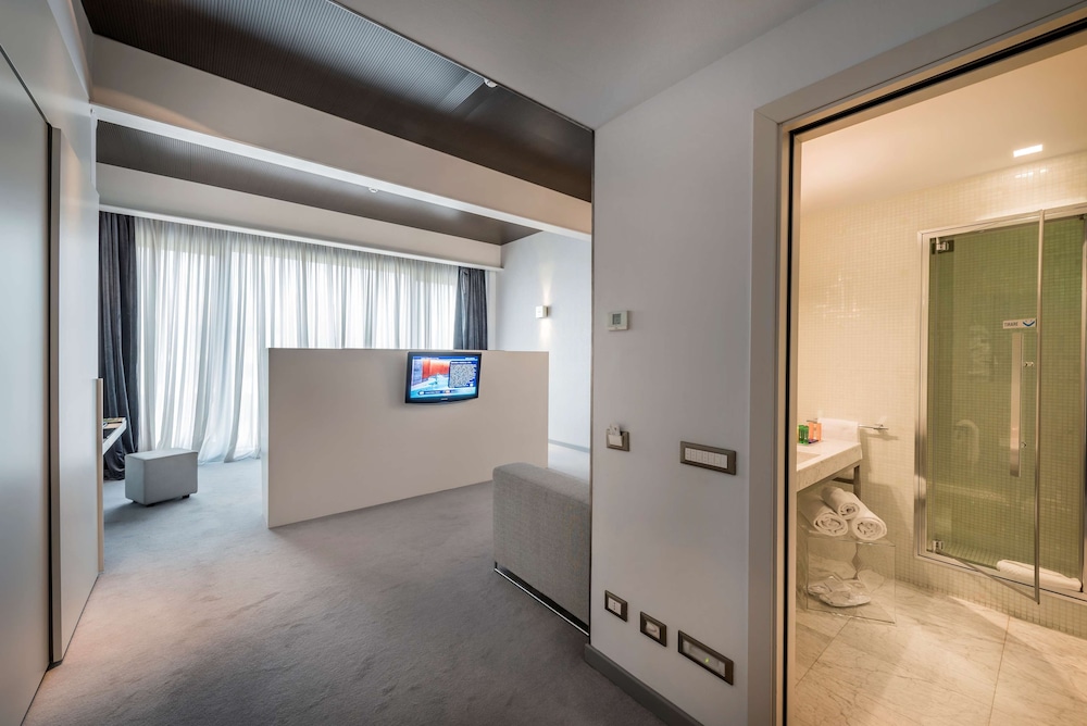 Junior Suite, 1 King Bed (with Sofabed) - Photo 3