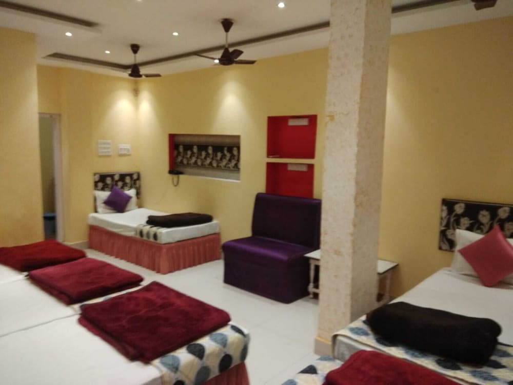 Family Room, 6 Bedrooms - Photo 2