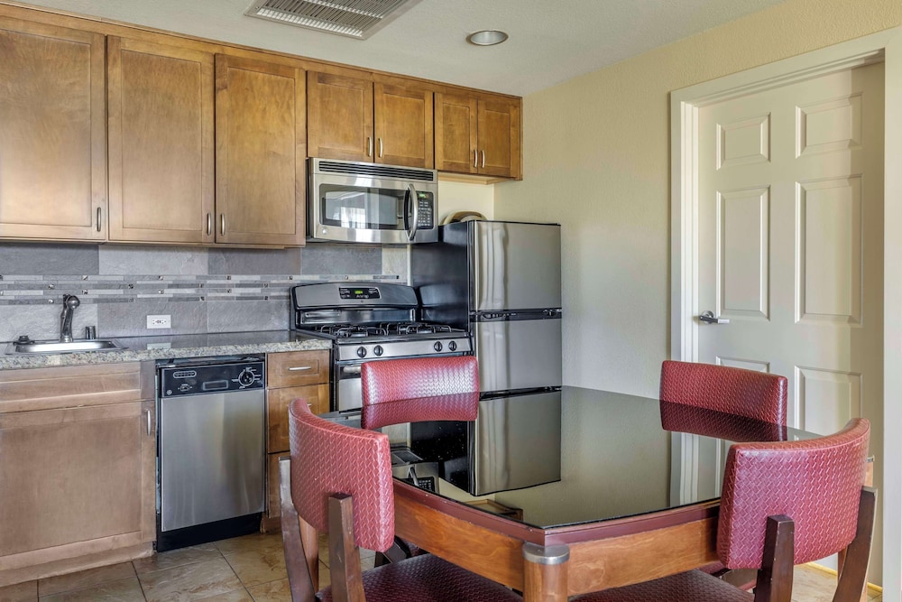 2 BEDROOM 1 KING 2 QUEENS LOCK-OFF SUITE - Photo 4