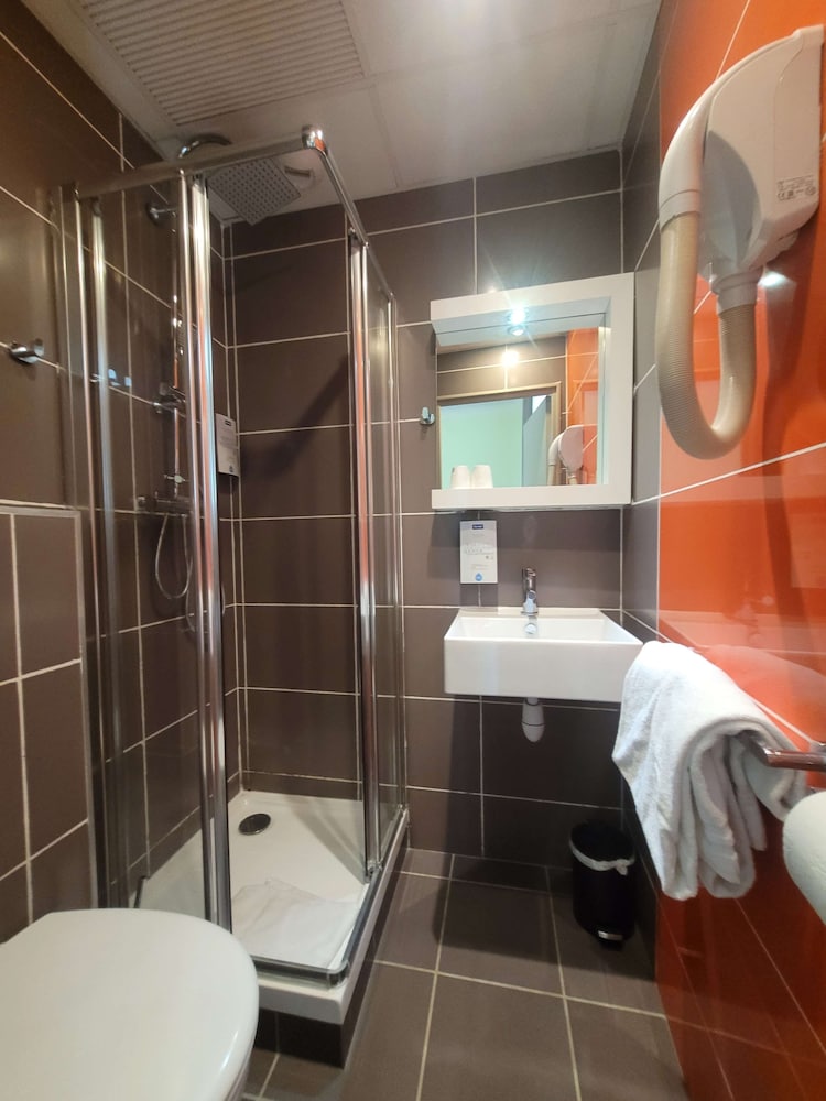 Standard Room, 3 Twin Beds - Photo 28