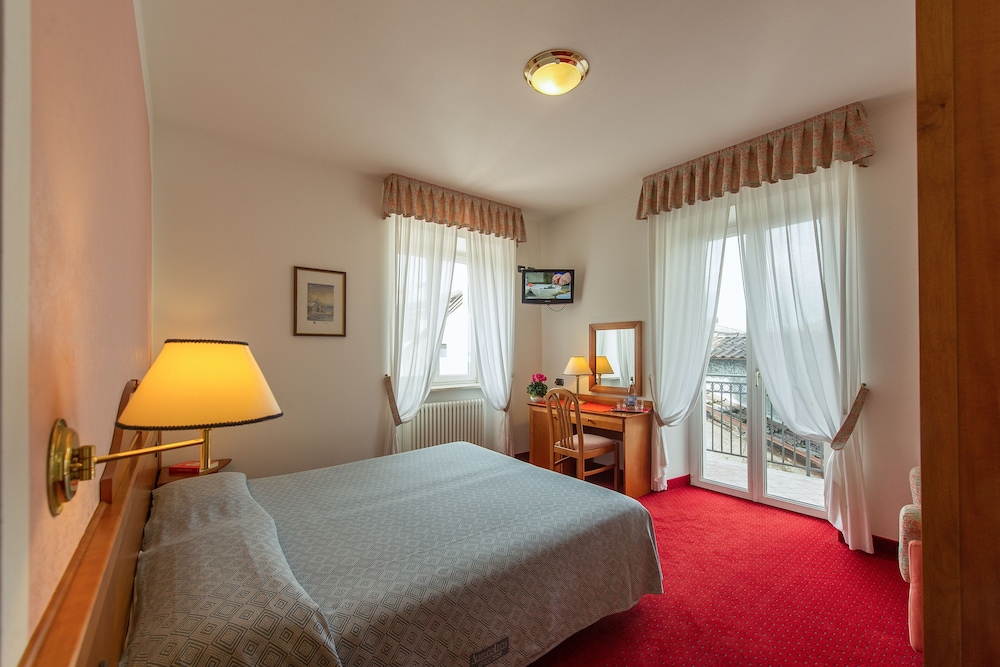 Deluxe Double or Twin Room photo 1