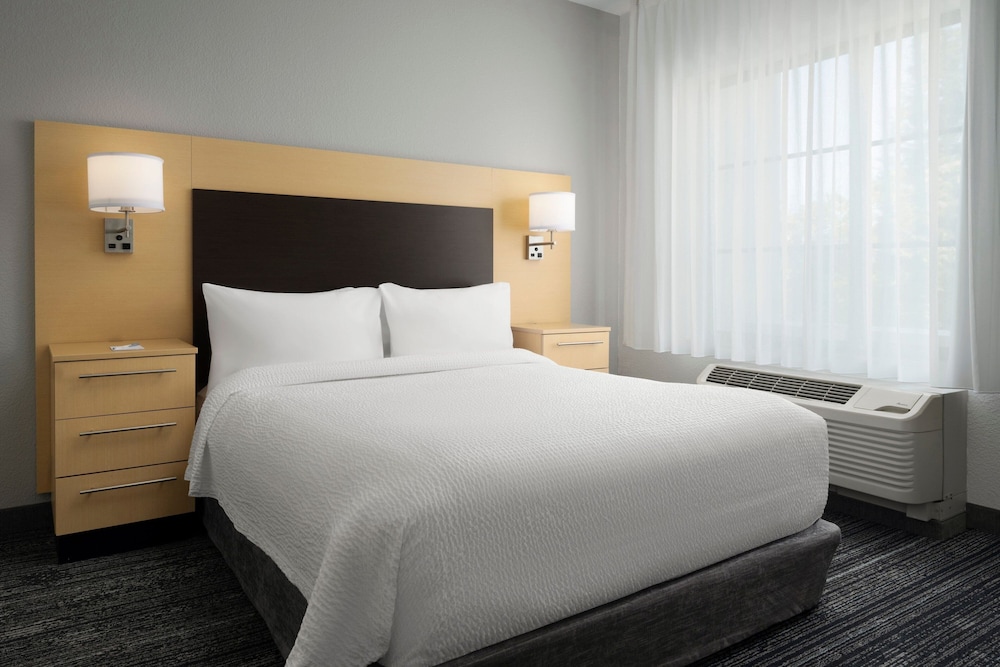 Suite, 2 Bedrooms (Mobility/Hearing Access, Roll-In Shwr) photo 1