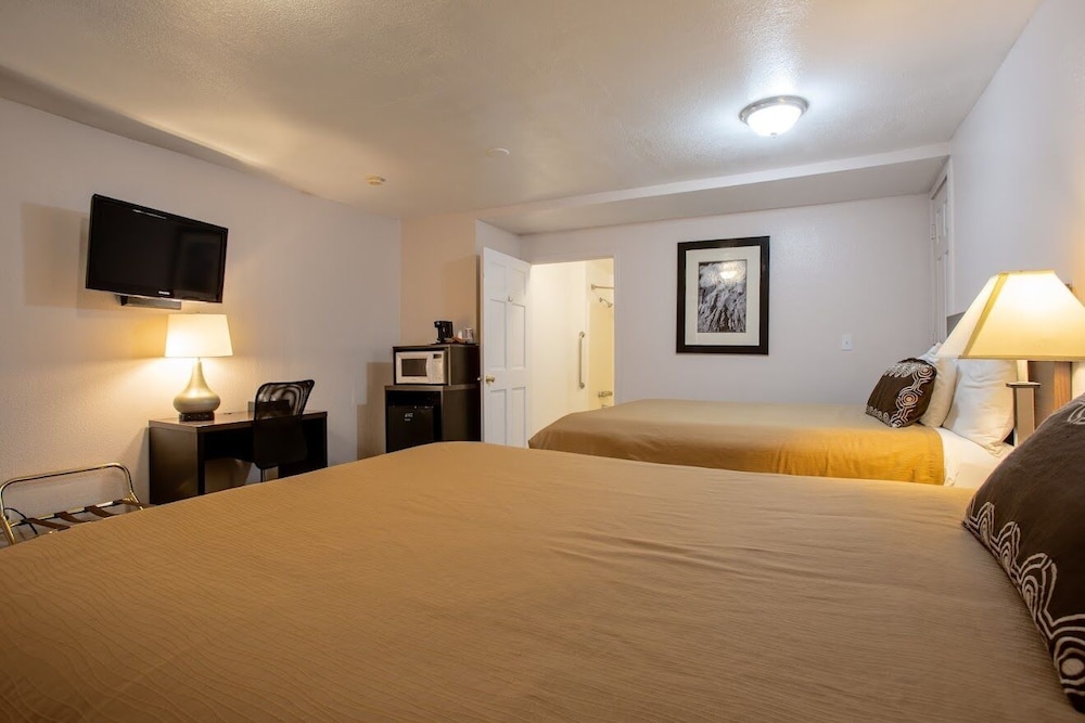 Deluxe Double Room, 2 Queen Beds photo 2