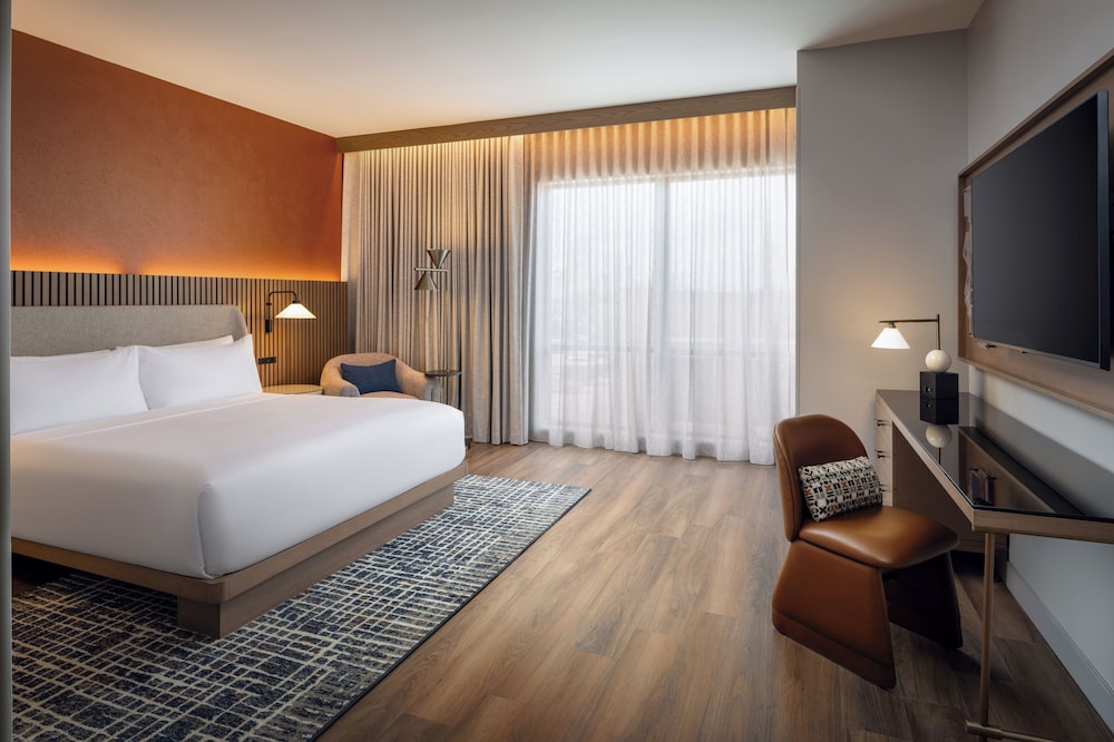 Room, 1 King Bed, Accessible (Mobility & Hearing, Roll-in Shower)