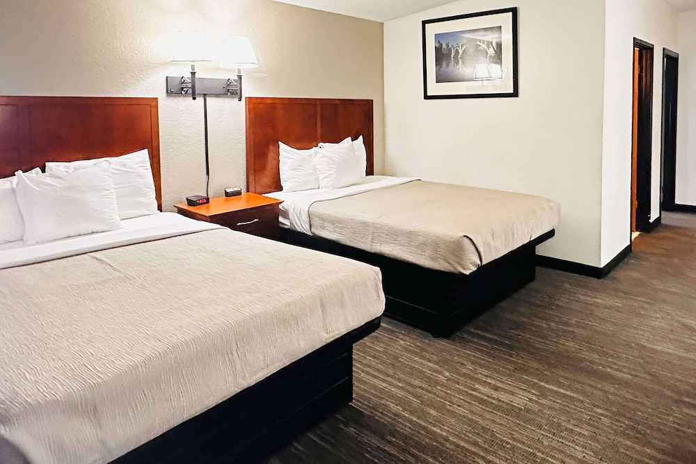 Suite, Multiple Beds, Non Smoking (Upgrade) photo 1