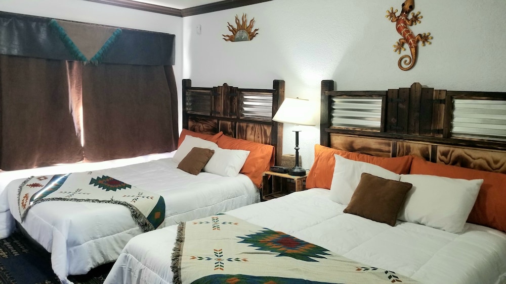 Deluxe Room, 2 Queen Beds, Non Smoking, Refrigerator & Microwave photo 2