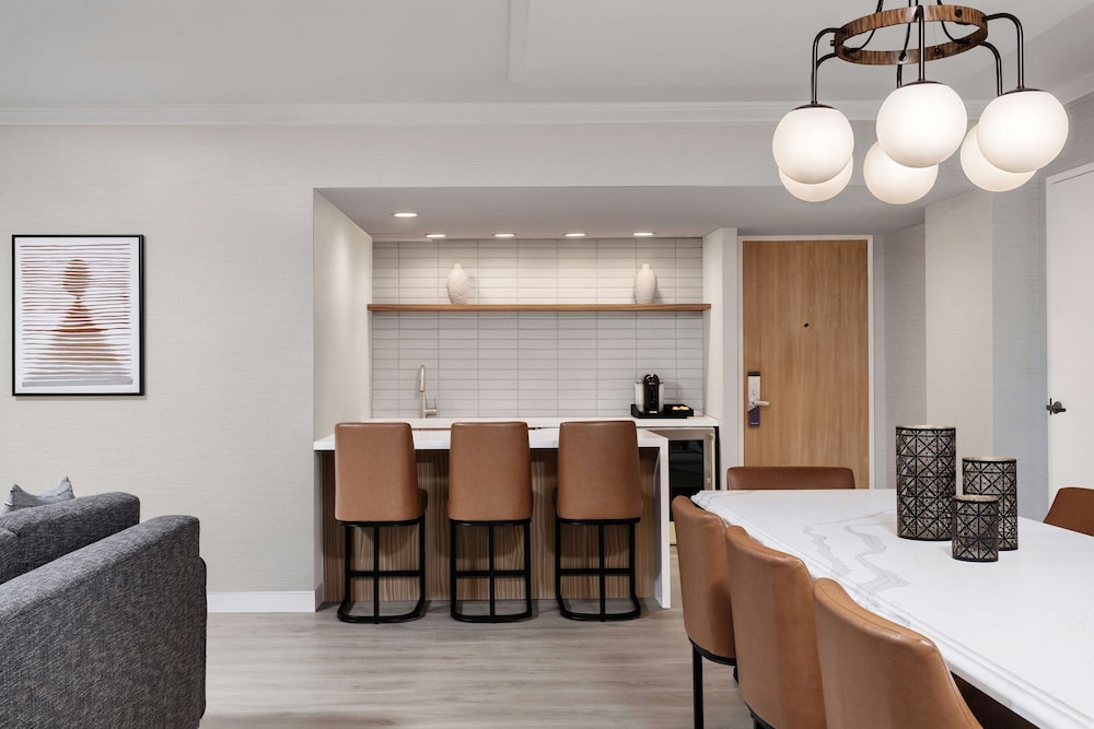 Suite (Hospitality) - Photo 3