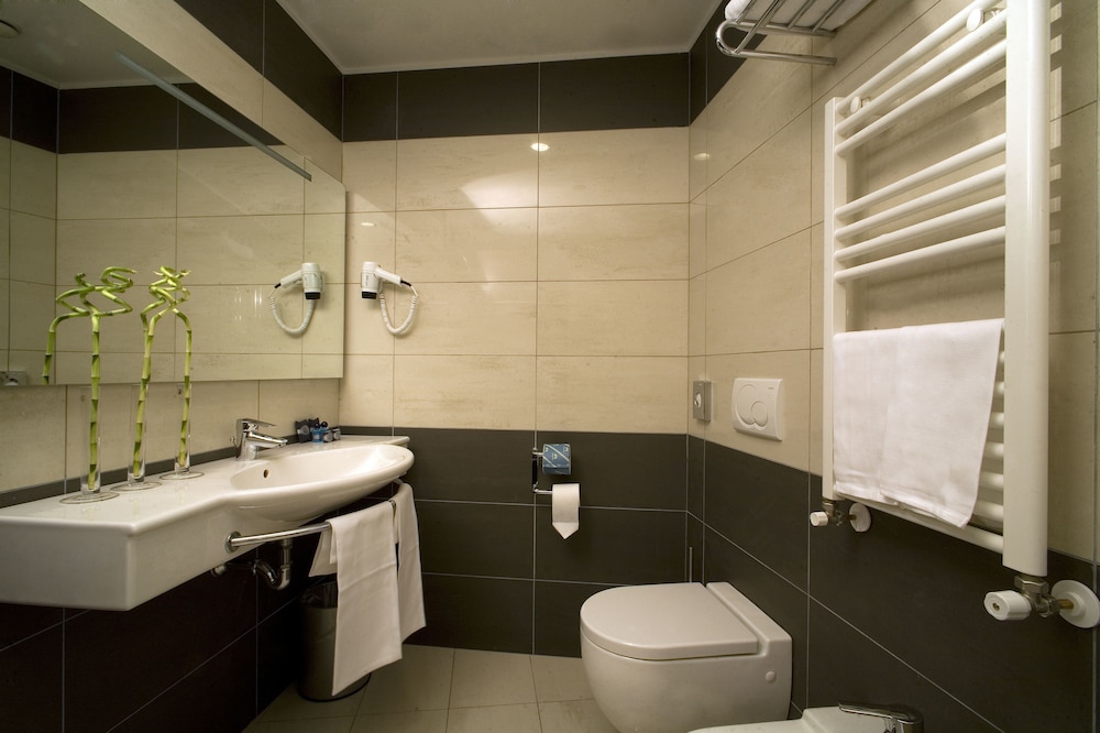 Comfort Room, Multiple Beds, Non Smoking - Photo 8
