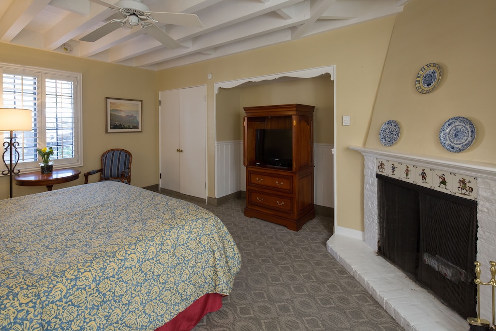 Deluxe Room, 1 King Bed, Fireplace photo 2