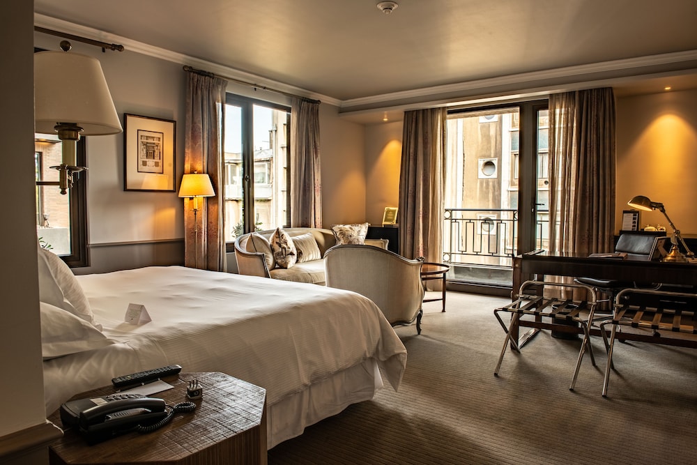 Room, 1 King Bed, Balcony (The Singular) photo 2